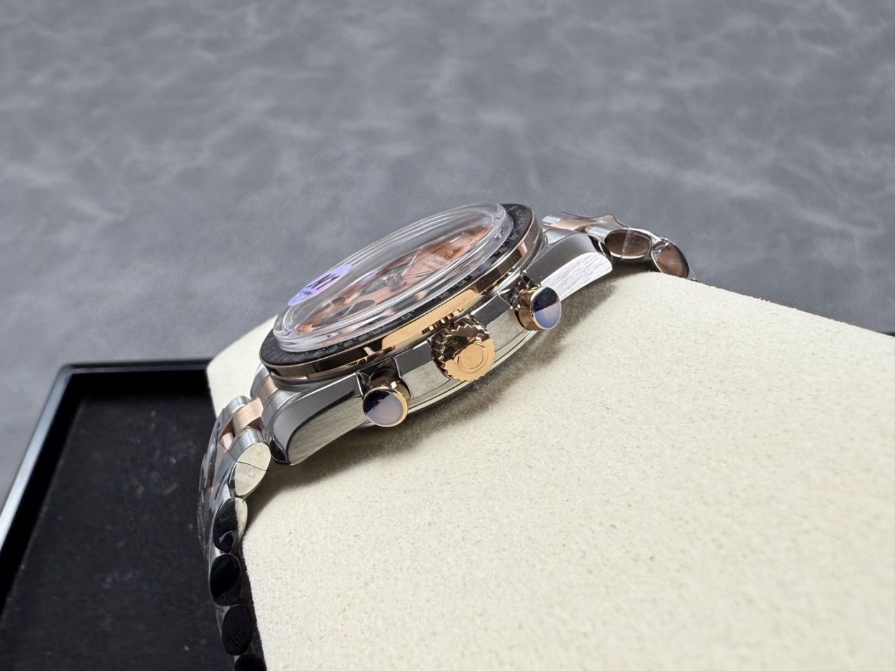 N1欧米茄超霸系列310.20.42.50.99.001腕表 /  