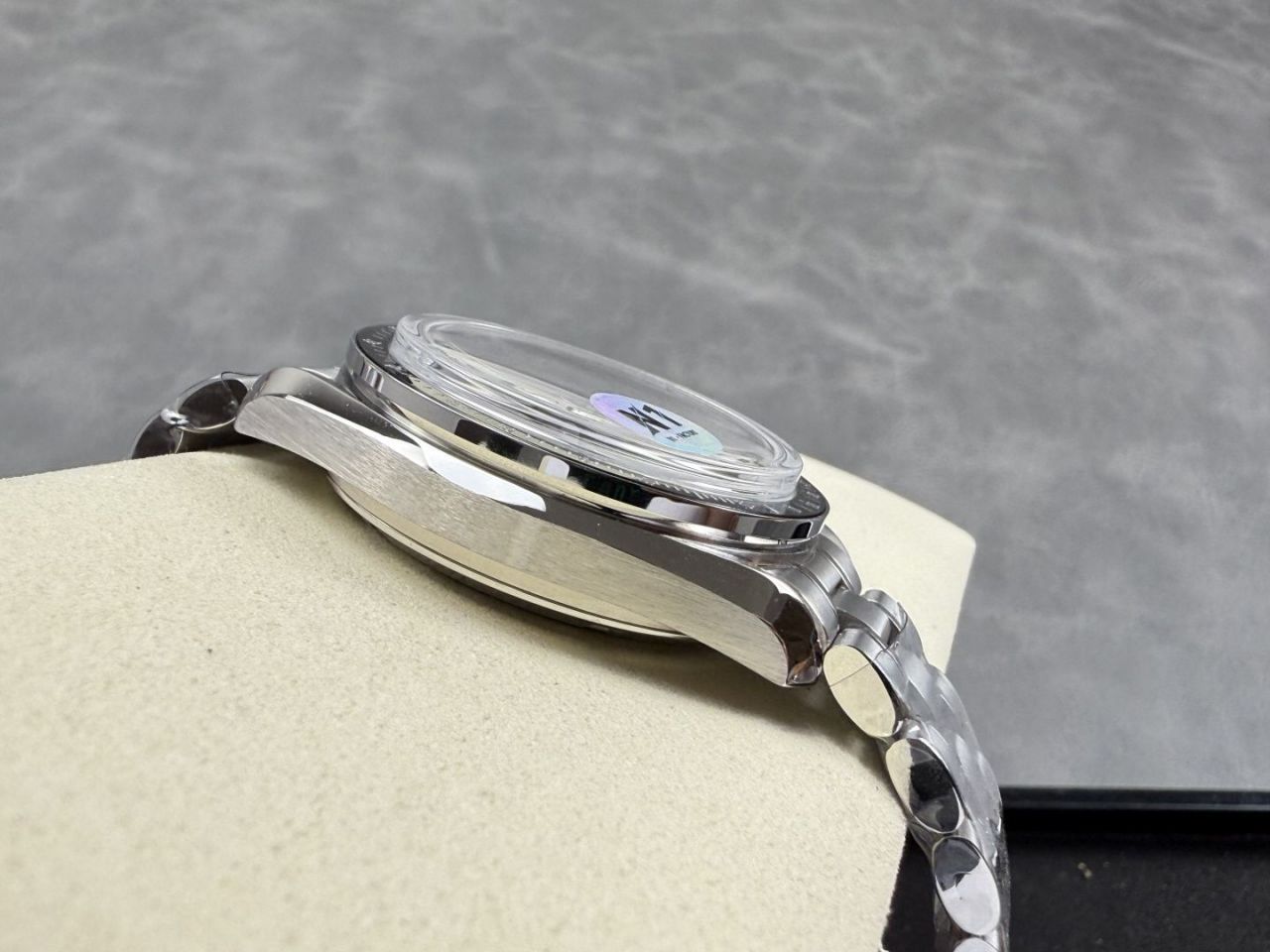 N1欧米茄超霸系列310.60.42.50.02.001腕表 /  