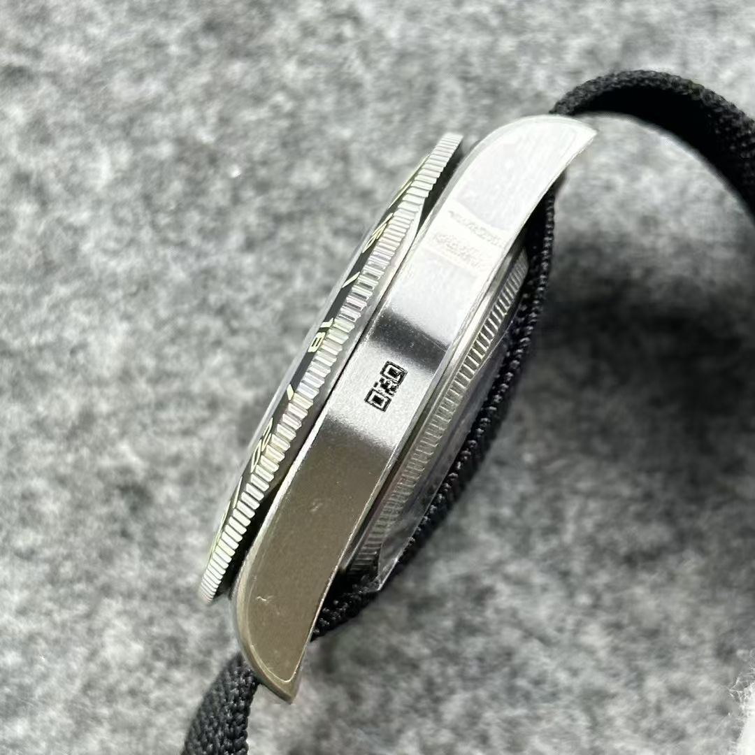 M+帝舵领潜型系列M2542G257NU-0002腕表 /  