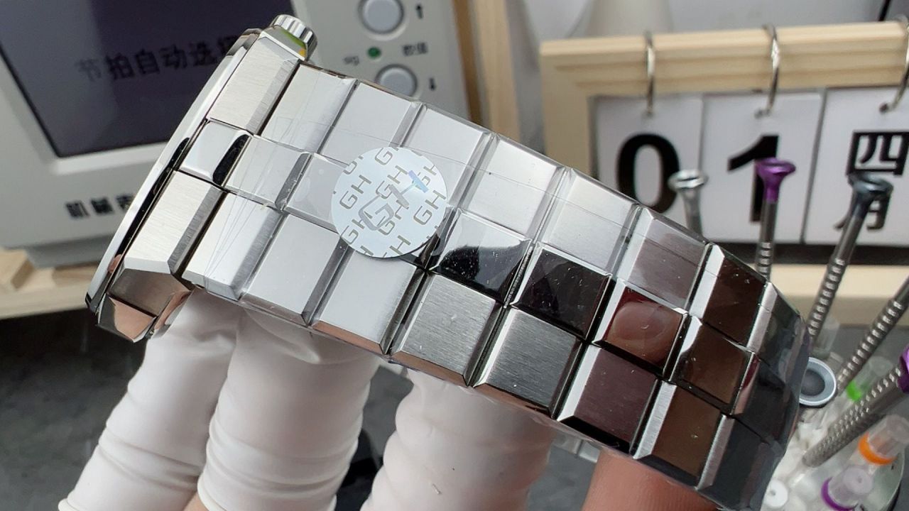 GH萧邦雪山傲翼系列粉盘日历款腕表 / XB089