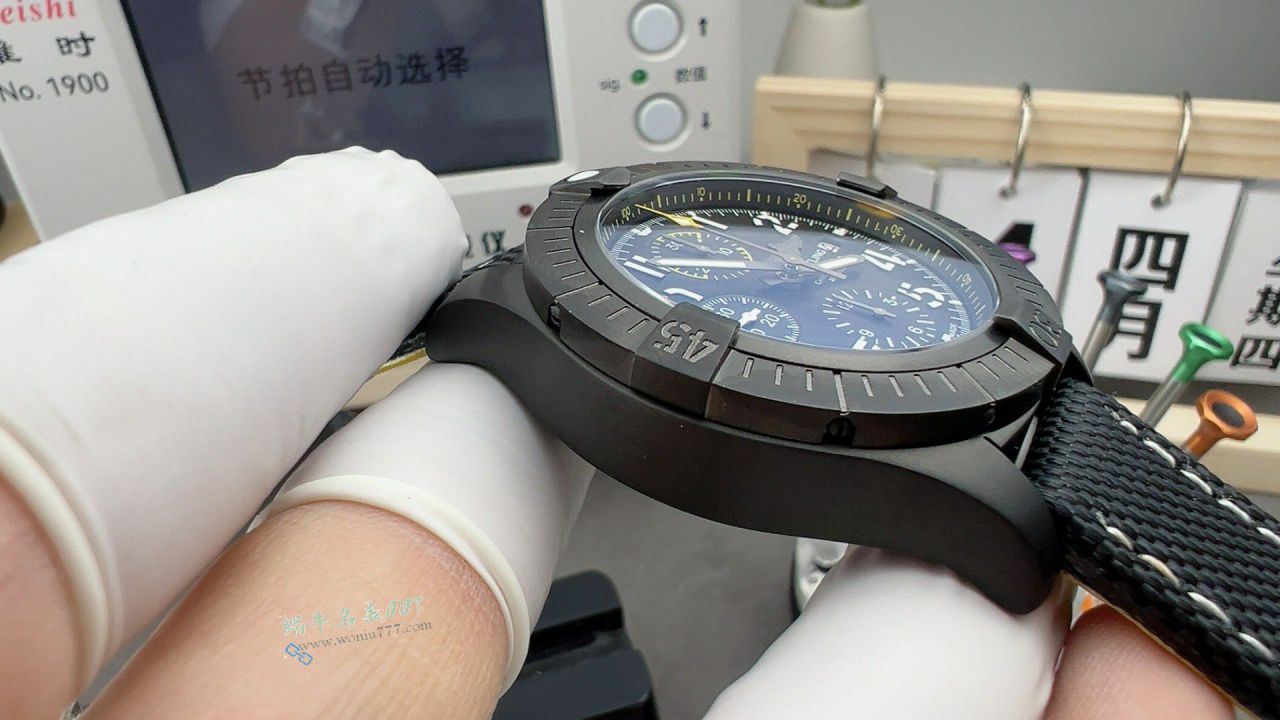 BLS百年灵复仇者系列复仇者计时码表 M Stand 联名限定款复刻腕表 / BL218