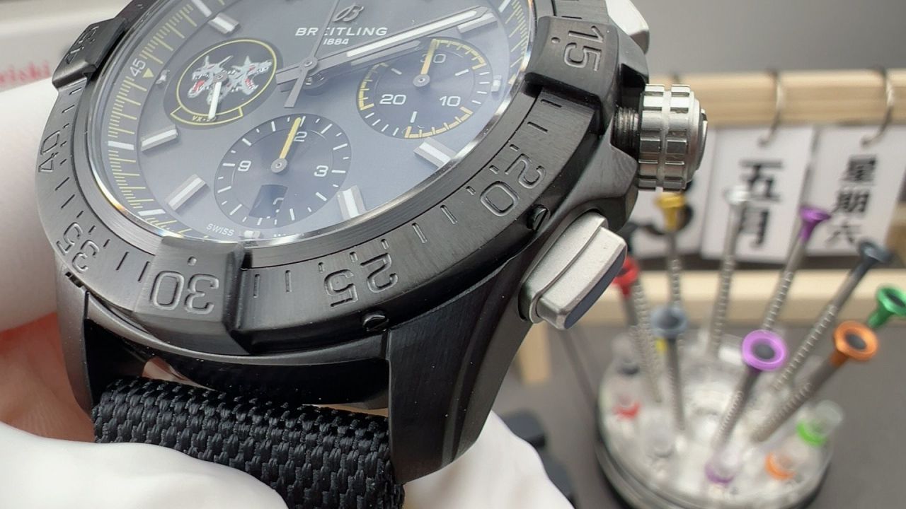 BLS百年灵复仇者夜间任务款系列SB01472A1B1X1腕表 /  