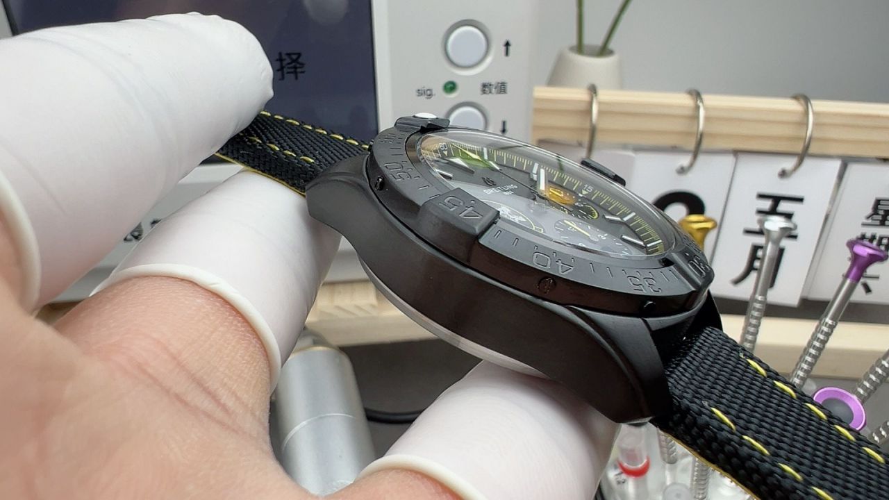 BLS百年灵复仇者夜间任务款系列SB01472A1B1X1腕表 /  