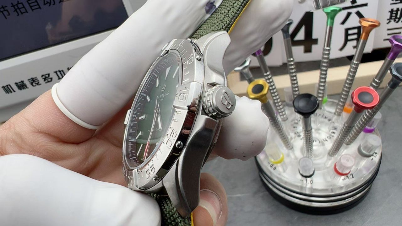 BLS百年灵复仇者系列A17328101L1X1腕表 /  