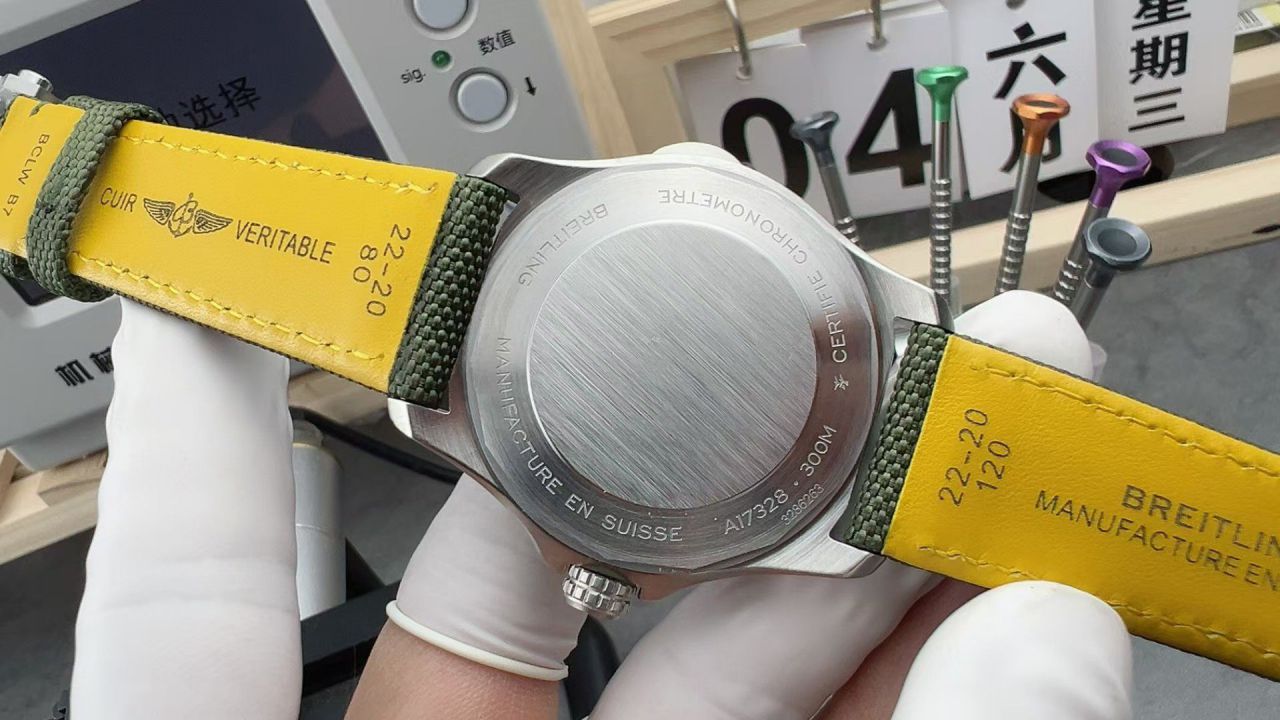 BLS百年灵复仇者系列A17328101L1X1腕表 /  